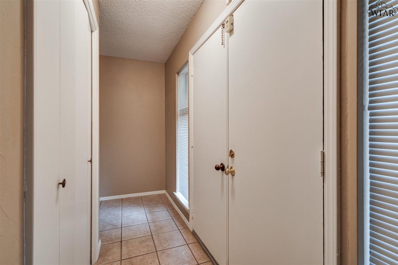 1702 Meadowcliff Drive, Wichita Falls, Texas image 4