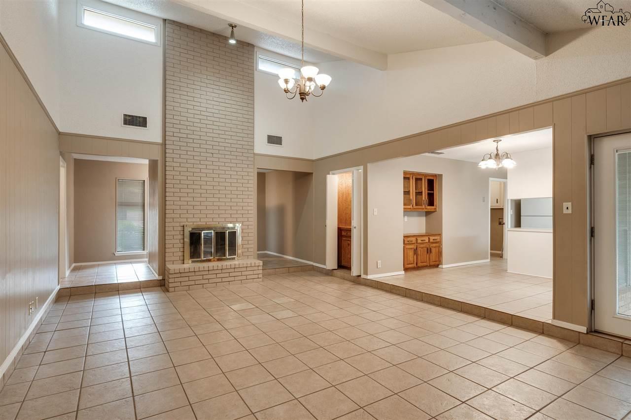 1702 Meadowcliff Drive, Wichita Falls, Texas image 5