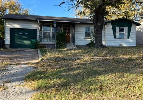 Homes For Sale - 1104 E Omega Street<br/> Clay County, Henrietta, TX 76365