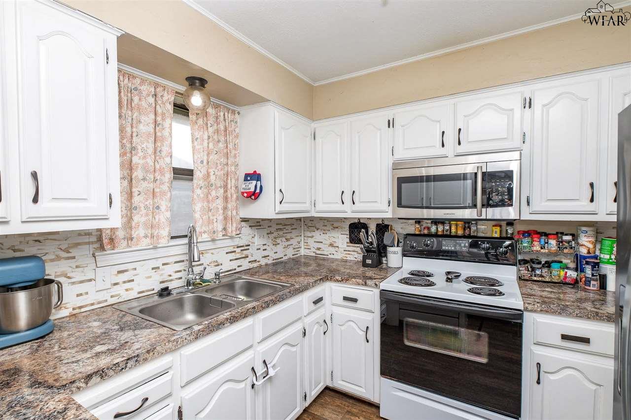 702 W Clara Avenue, Iowa Park, Texas image 12