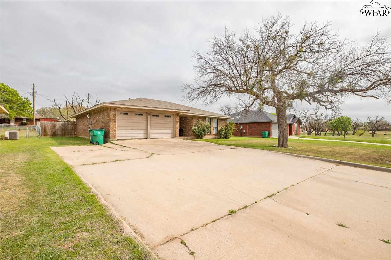 702 W Clara Avenue, Iowa Park, Texas image 3