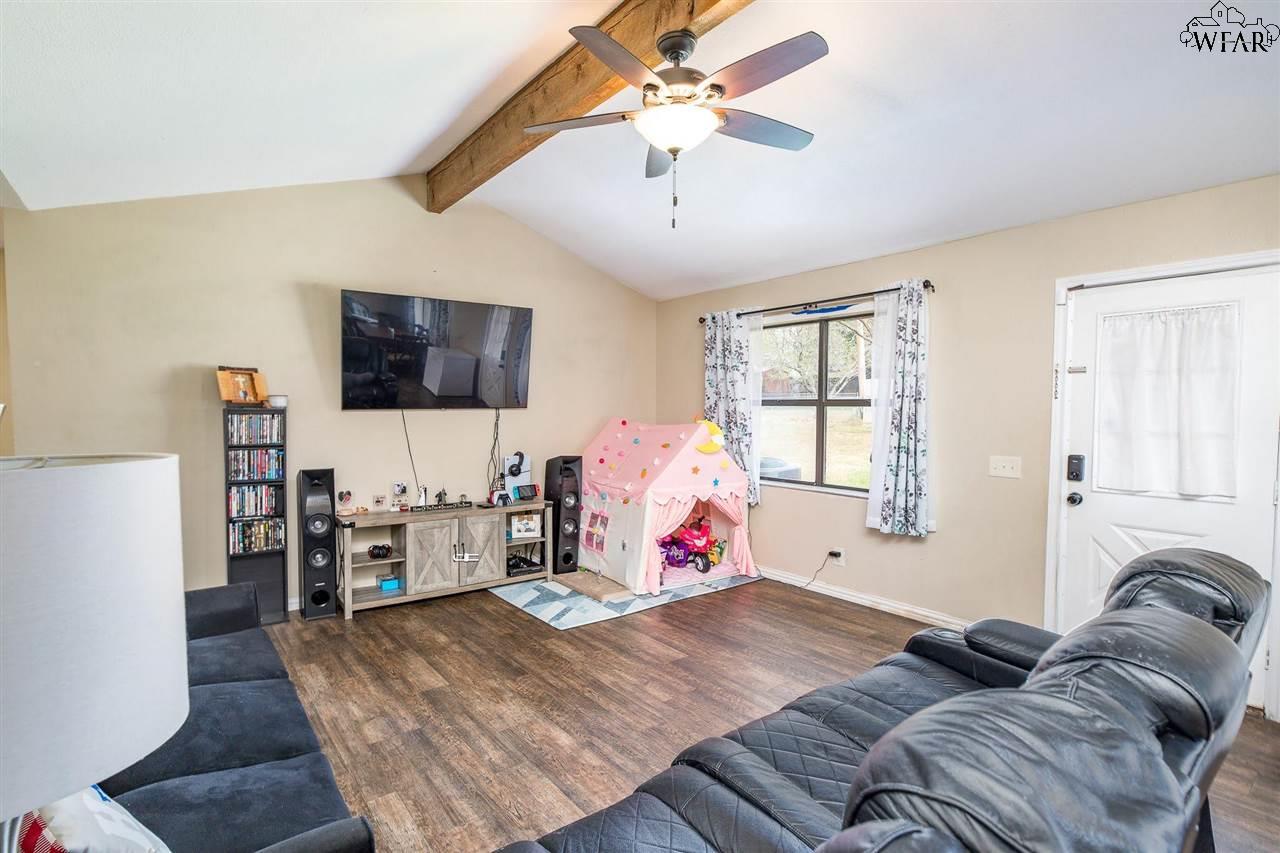 702 W Clara Avenue, Iowa Park, Texas image 6
