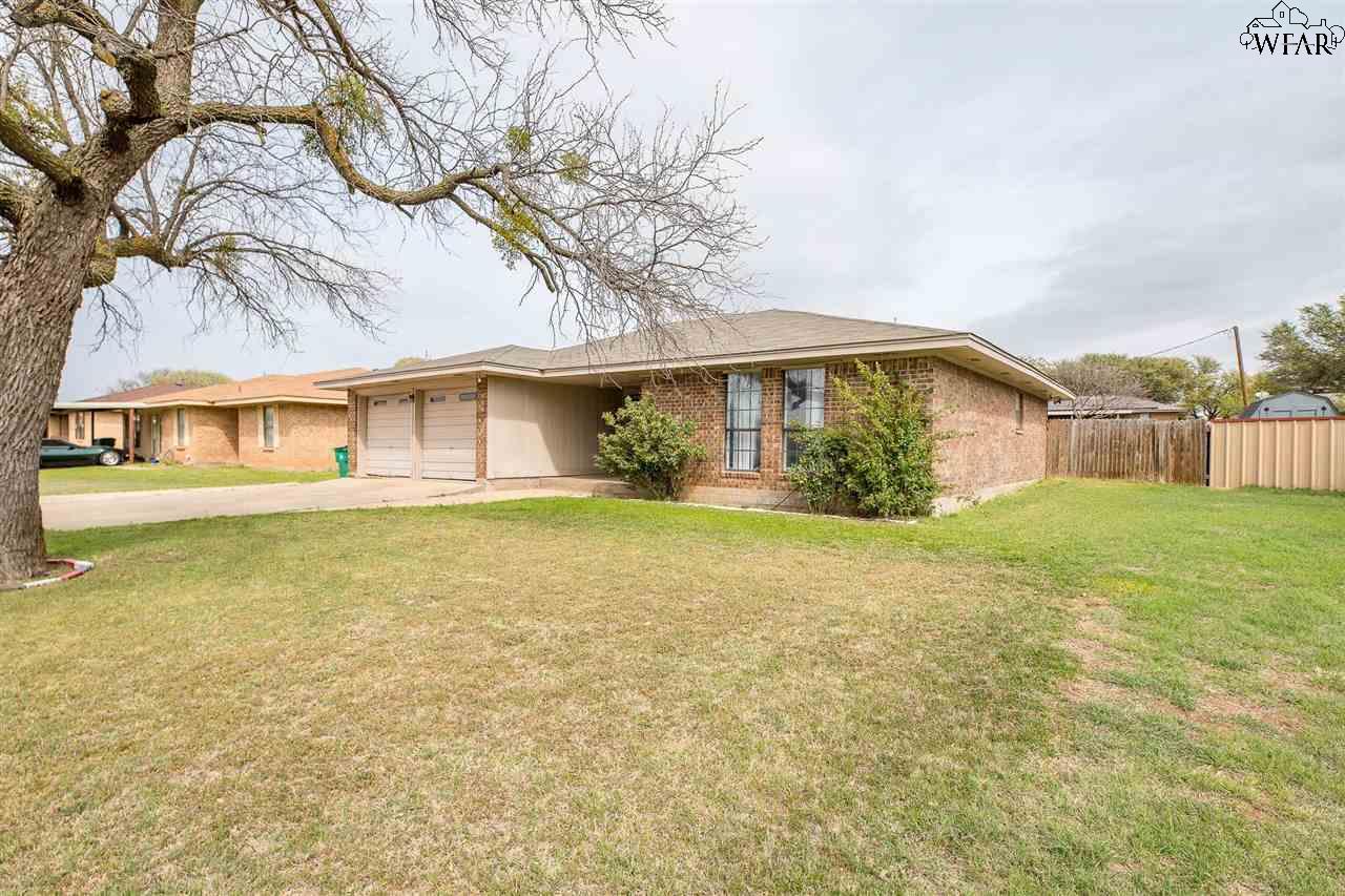 702 W Clara Avenue, Iowa Park, Texas image 2
