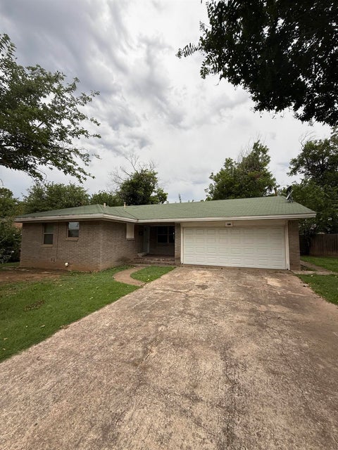 Homes For Rent - 311 N Rosalee St<br/> Henrietta, TX 76365