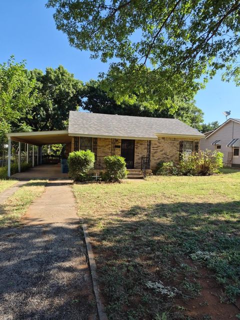 Homes For Sale - 404 W Texas Street<br/> Iowa Park, TX 76367