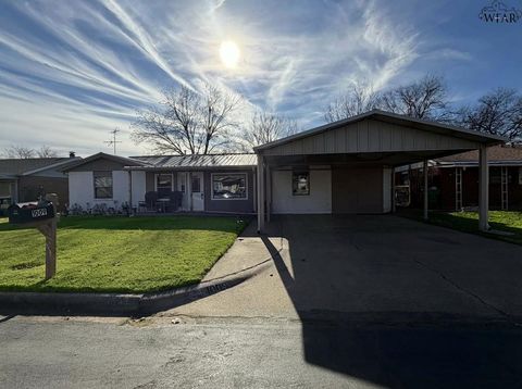 Homes For Sale - 1009 W Louisa Avenue<br/> Wichita County, Iowa Park, TX 76365