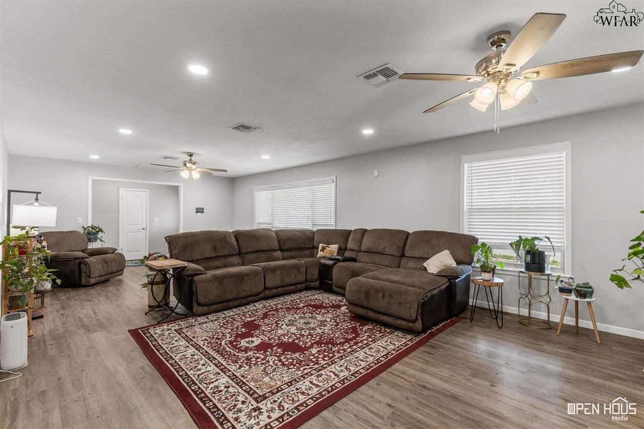 1 Waggoner Circle, Wichita Falls, New York image 4