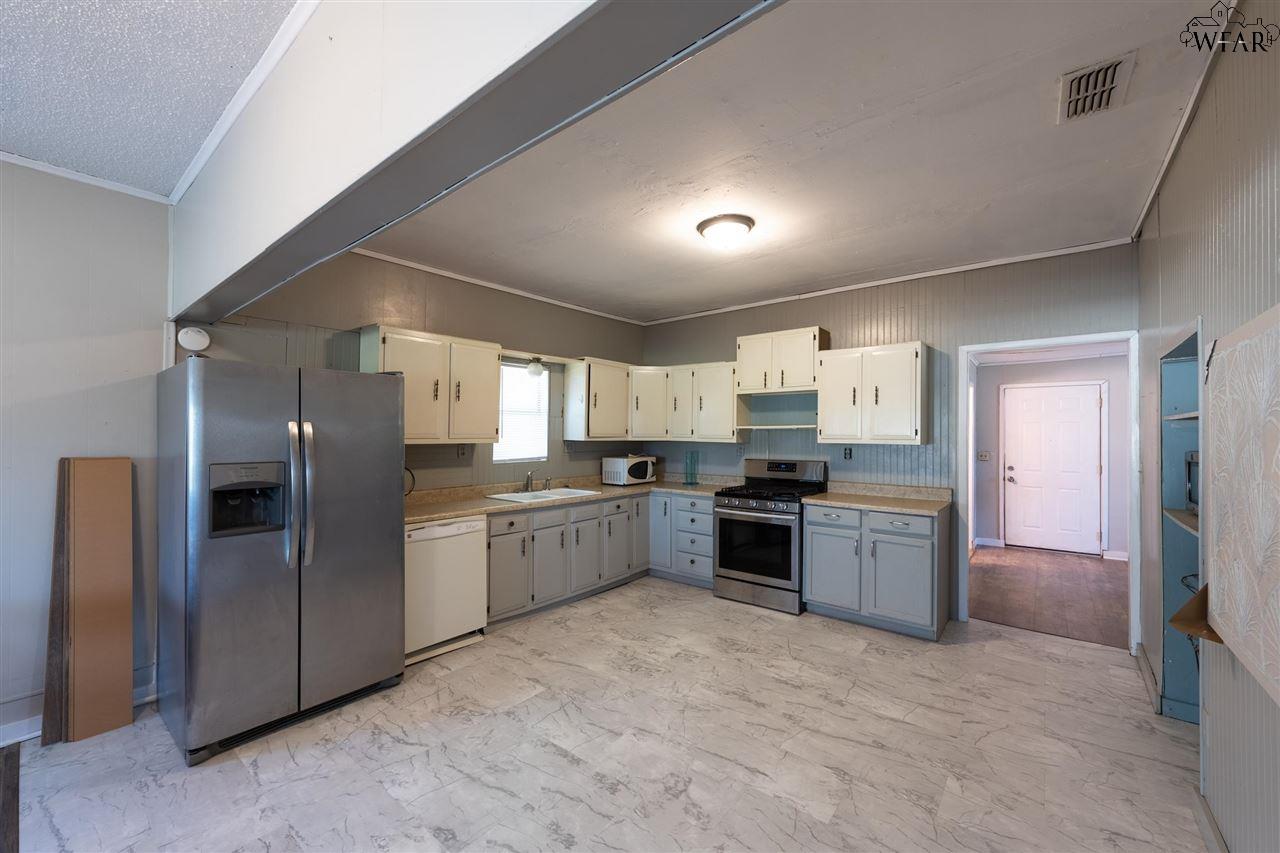 1104 N Bridge Street, Henrietta, Texas image 13