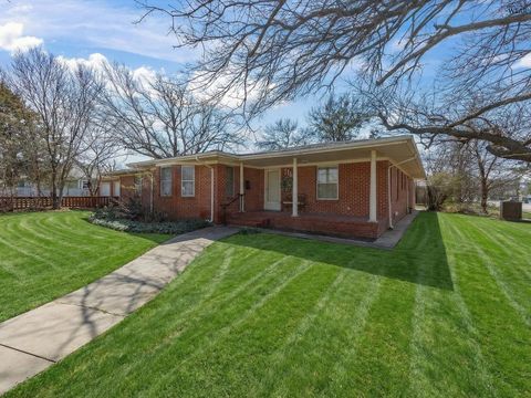 Homes For Sale - 115 W Commerce Street<br/> Henrietta, TX 76365
