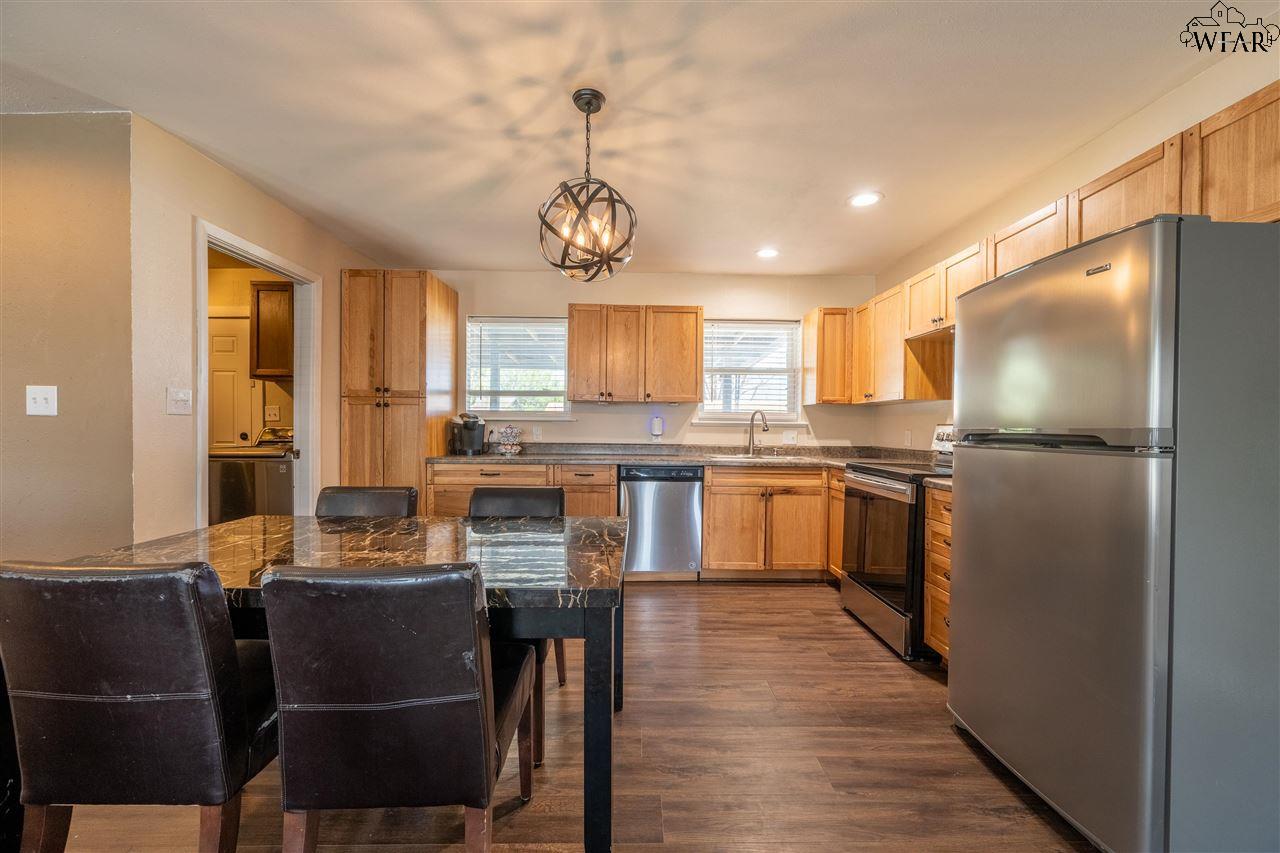 1320 Edgehill Trail, Iowa Park, Texas image 7