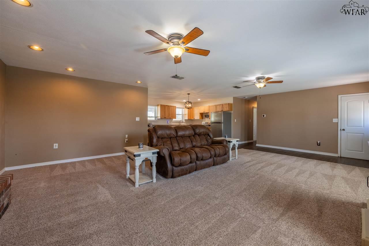 1320 Edgehill Trail, Iowa Park, Texas image 6