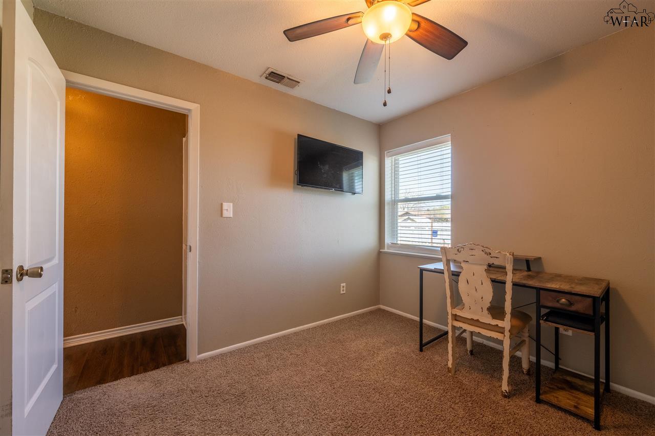 1320 Edgehill Trail, Iowa Park, Texas image 17