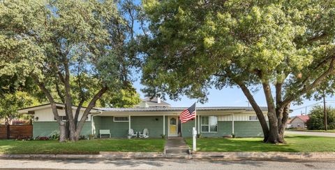 Homes For Sale - 716 E South Street<br/> Henrietta, TX 76365