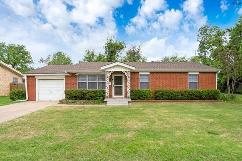 Homes For Sale - 604 Forrest Street<br/> Burkburnett, TX 76354