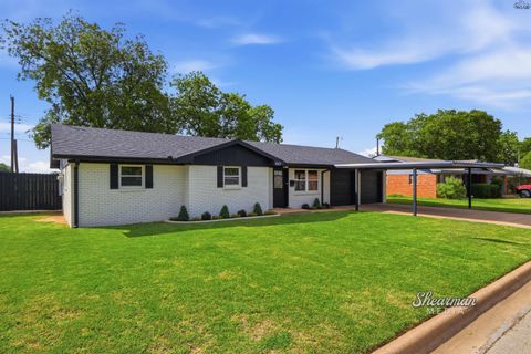 Homes For Sale - 1007 W Beverly Loop<br/> Burkburnett, TX 76354