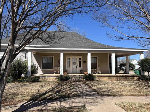 Homes For Sale - 316 E Spring Street<br/> Henrietta, TX 76365