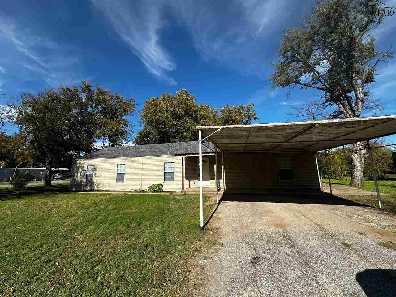 702 E Bank Street, Iowa Park, Texas image 3