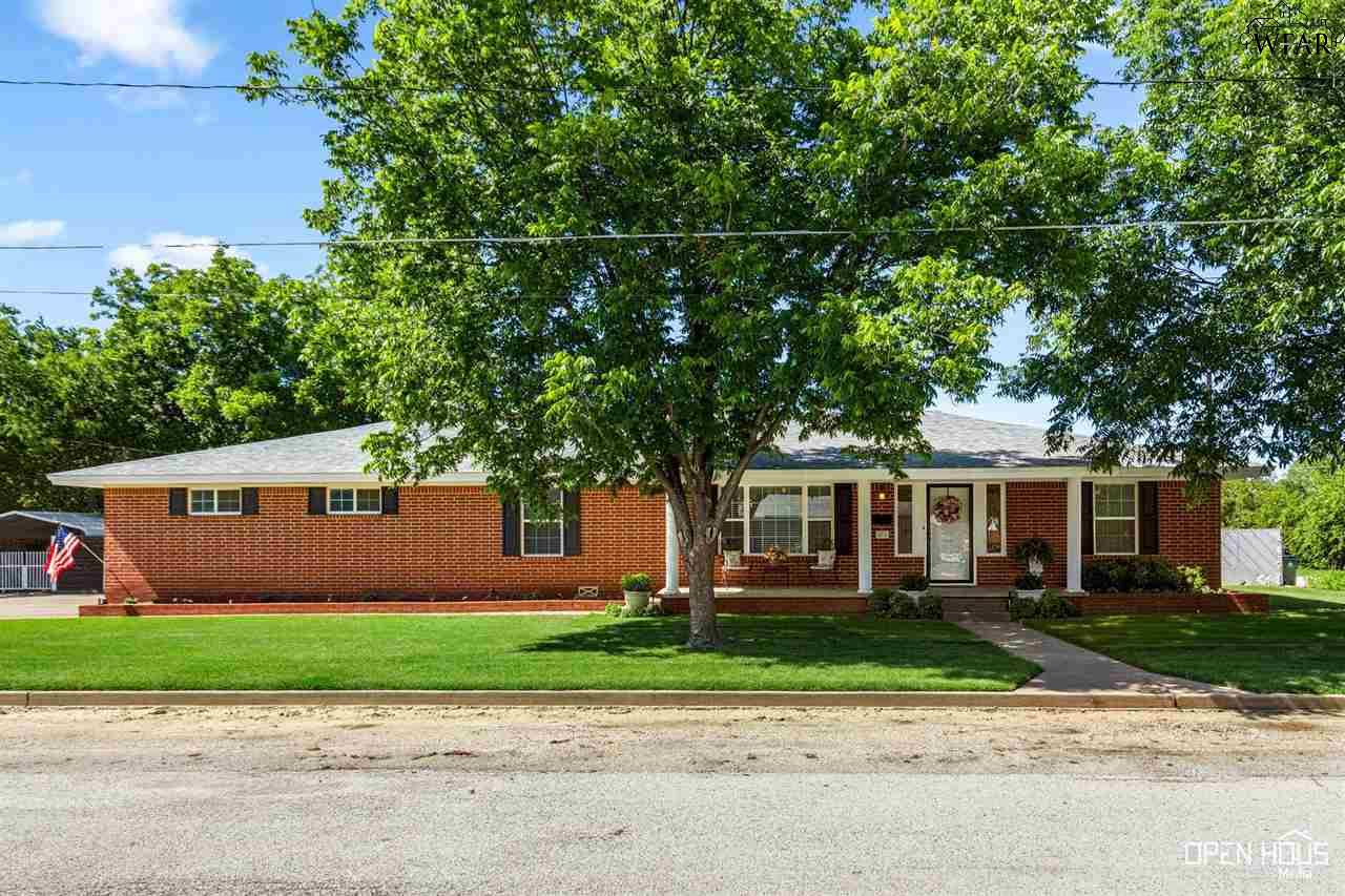 802 W Ikard Street, Henrietta, Texas image 1
