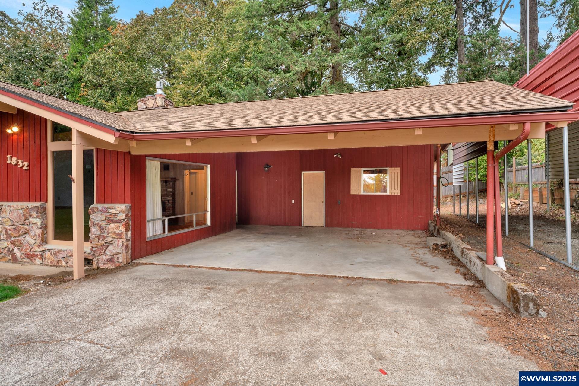 1832 NW Douglas Pl