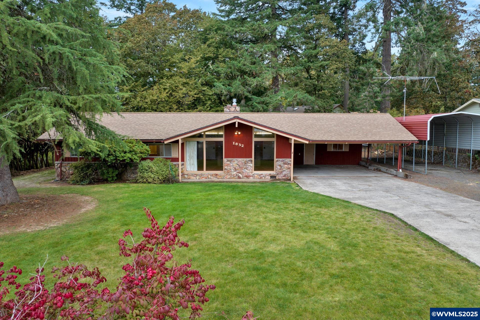 1832 NW Douglas Pl