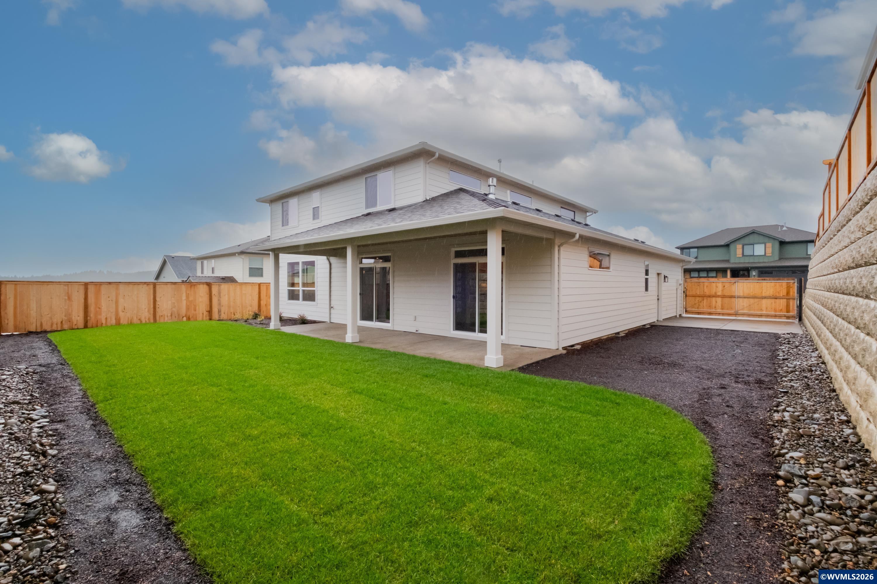 664 NW Crater Lake Dr