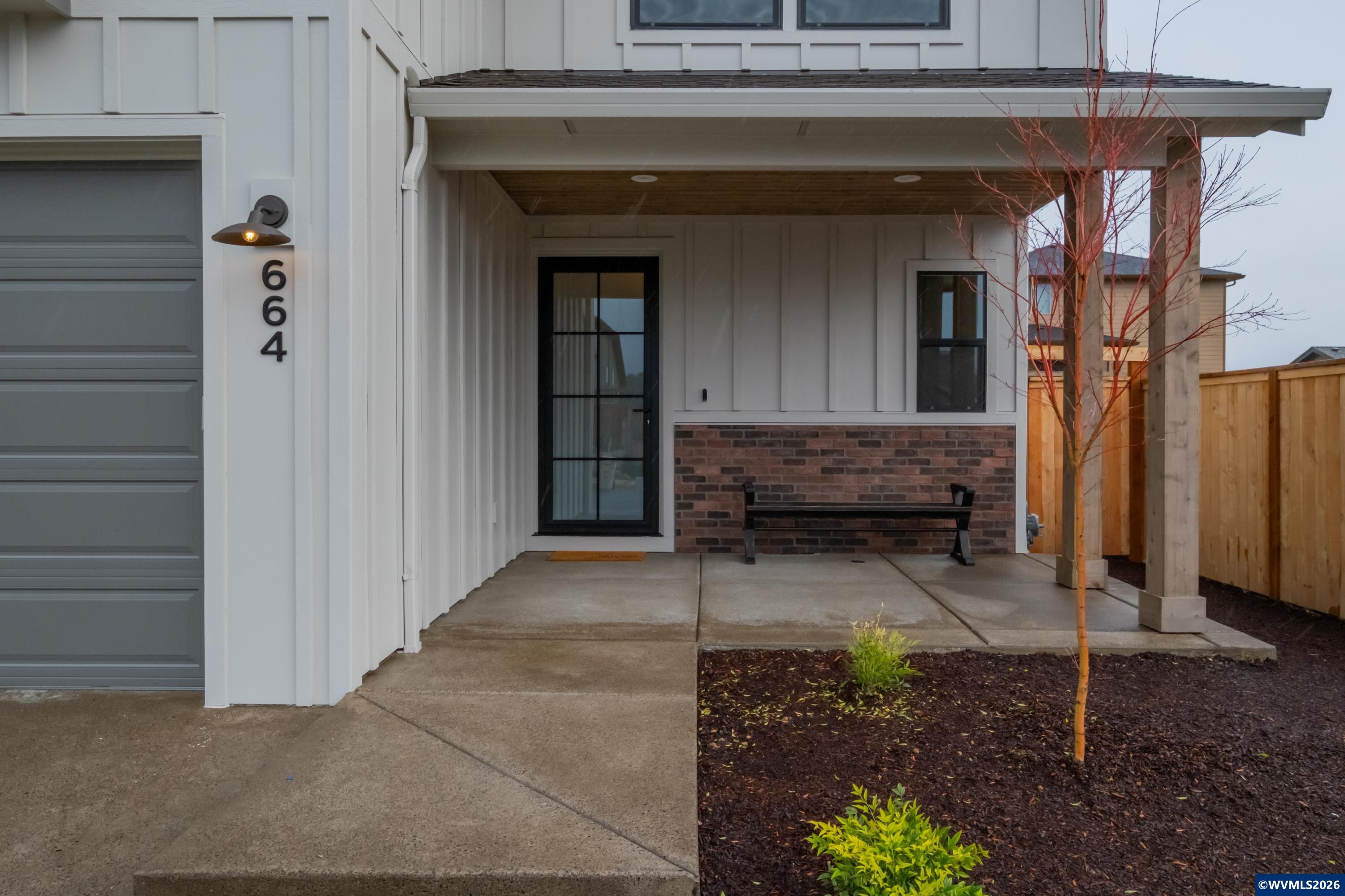 664 NW Crater Lake Dr