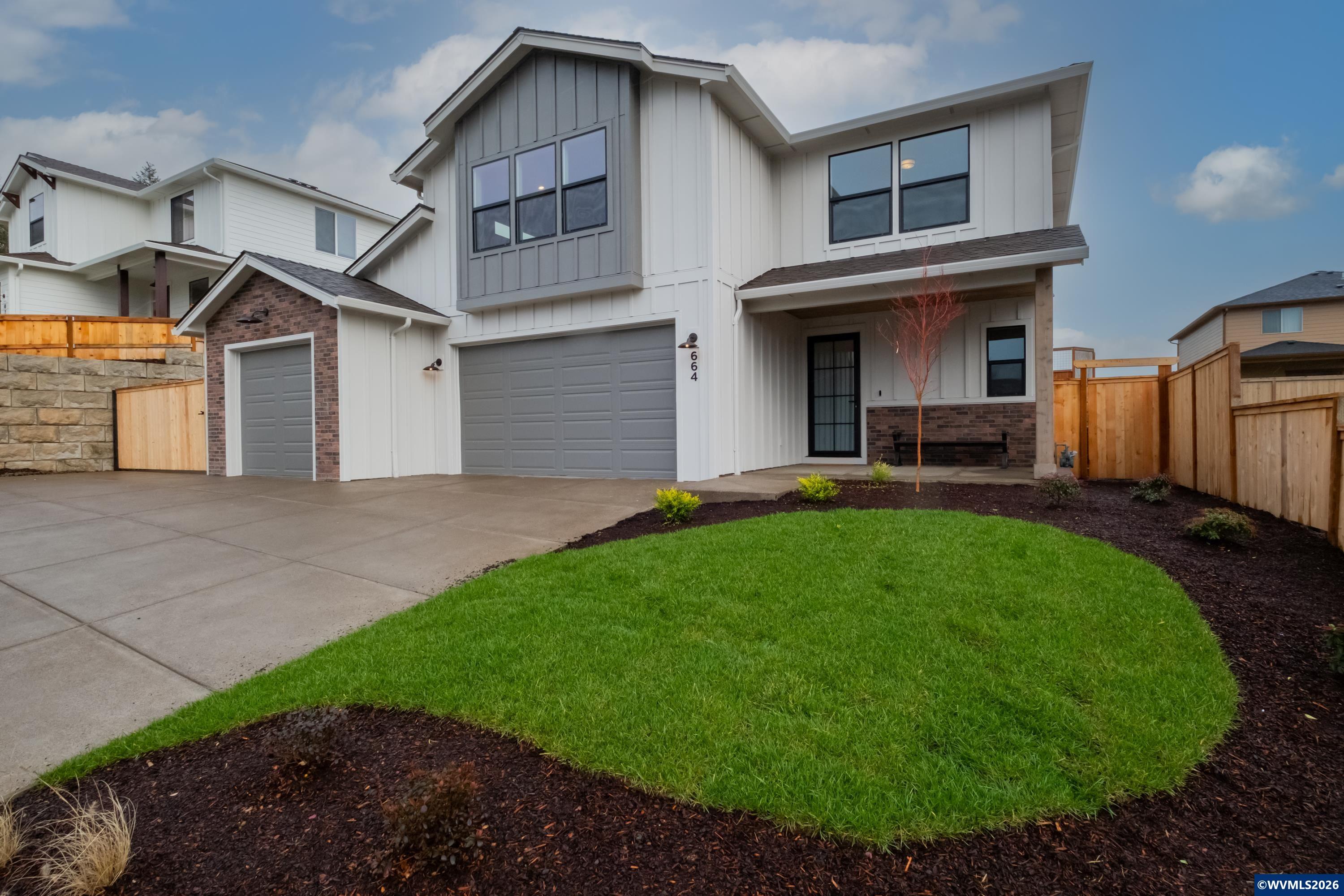 664 NW Crater Lake Dr