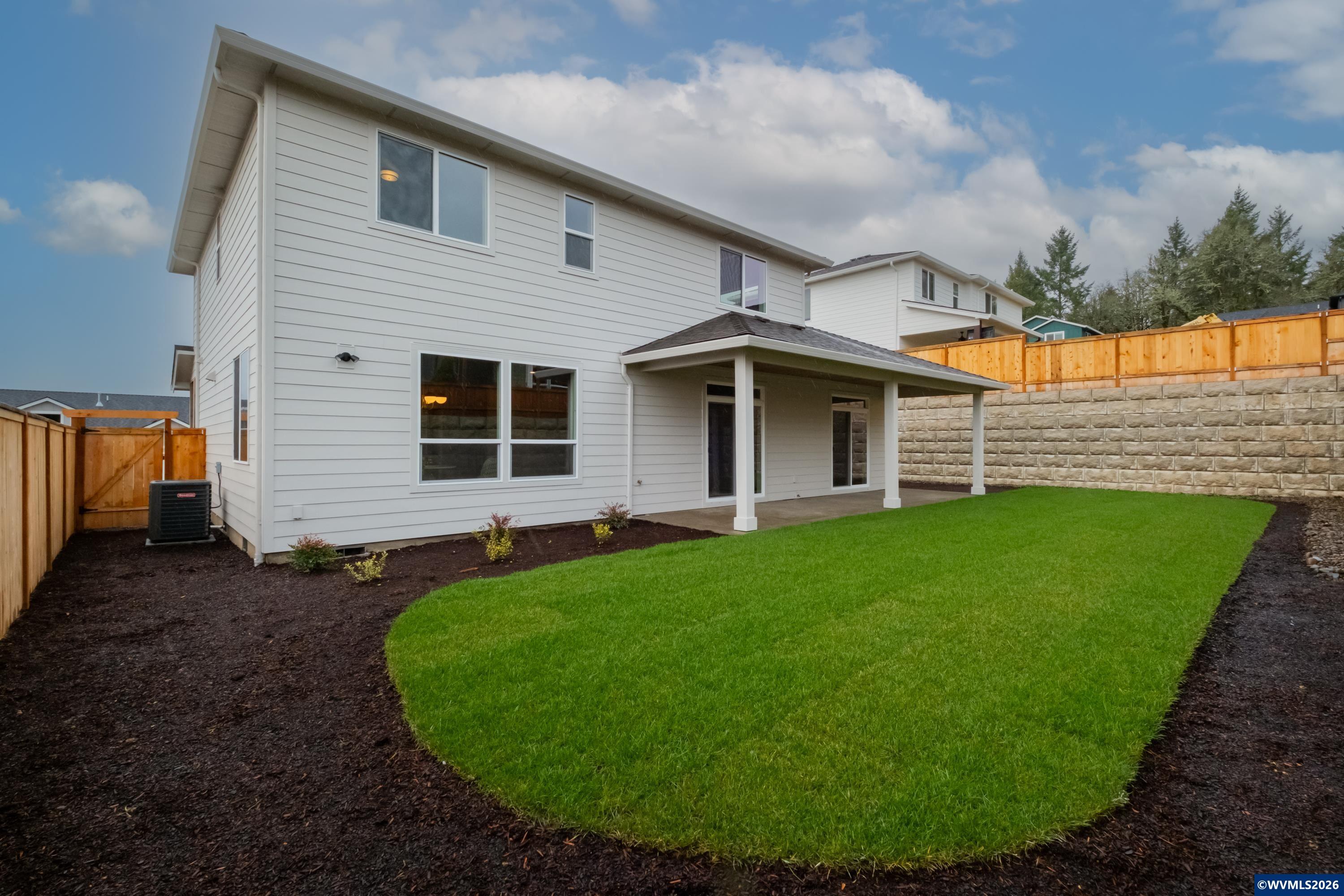 664 NW Crater Lake Dr