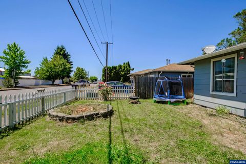 Single Family Residence in Lebanon OR 1525 Oak St 3.jpg