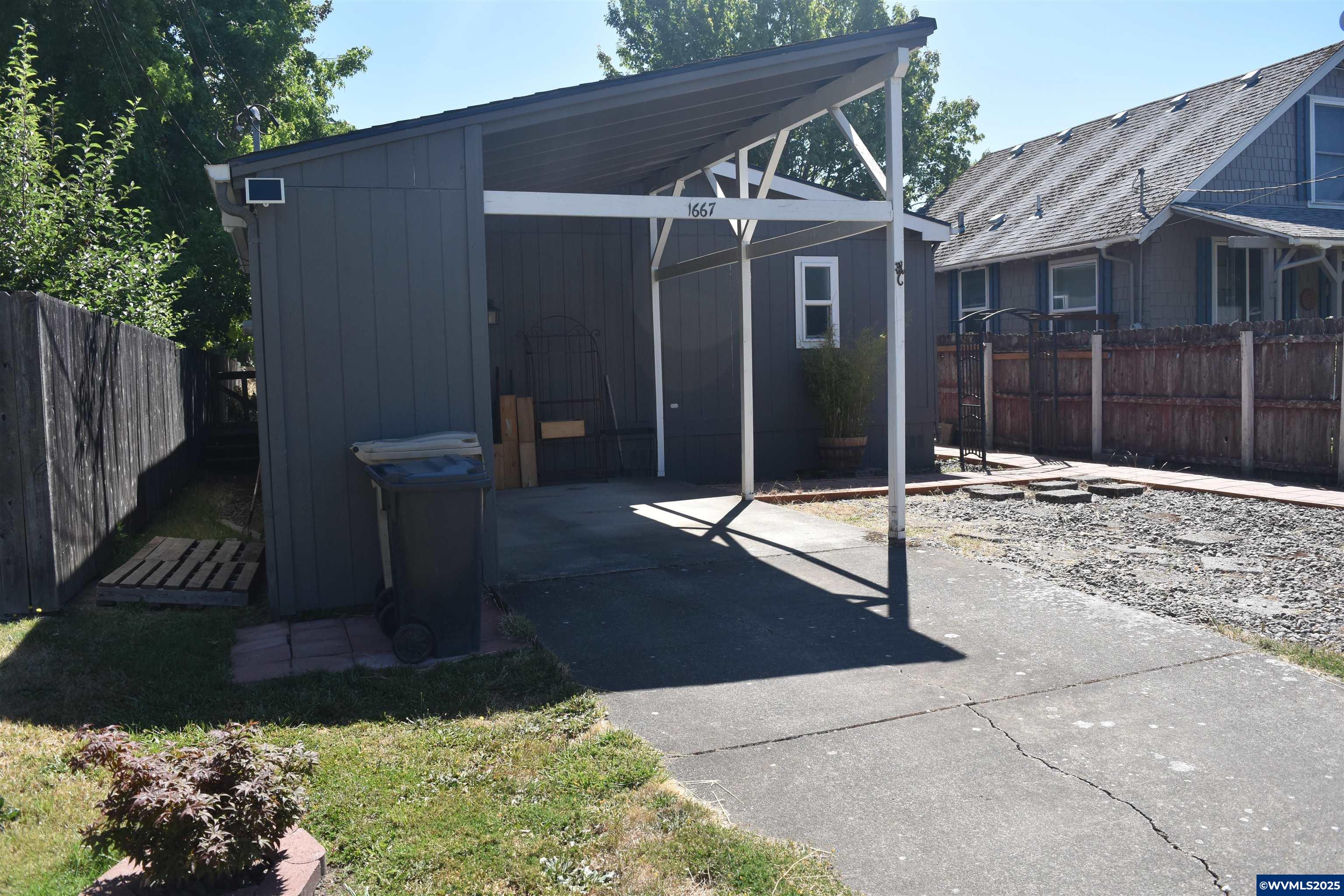 1667 NW Highland Dr
