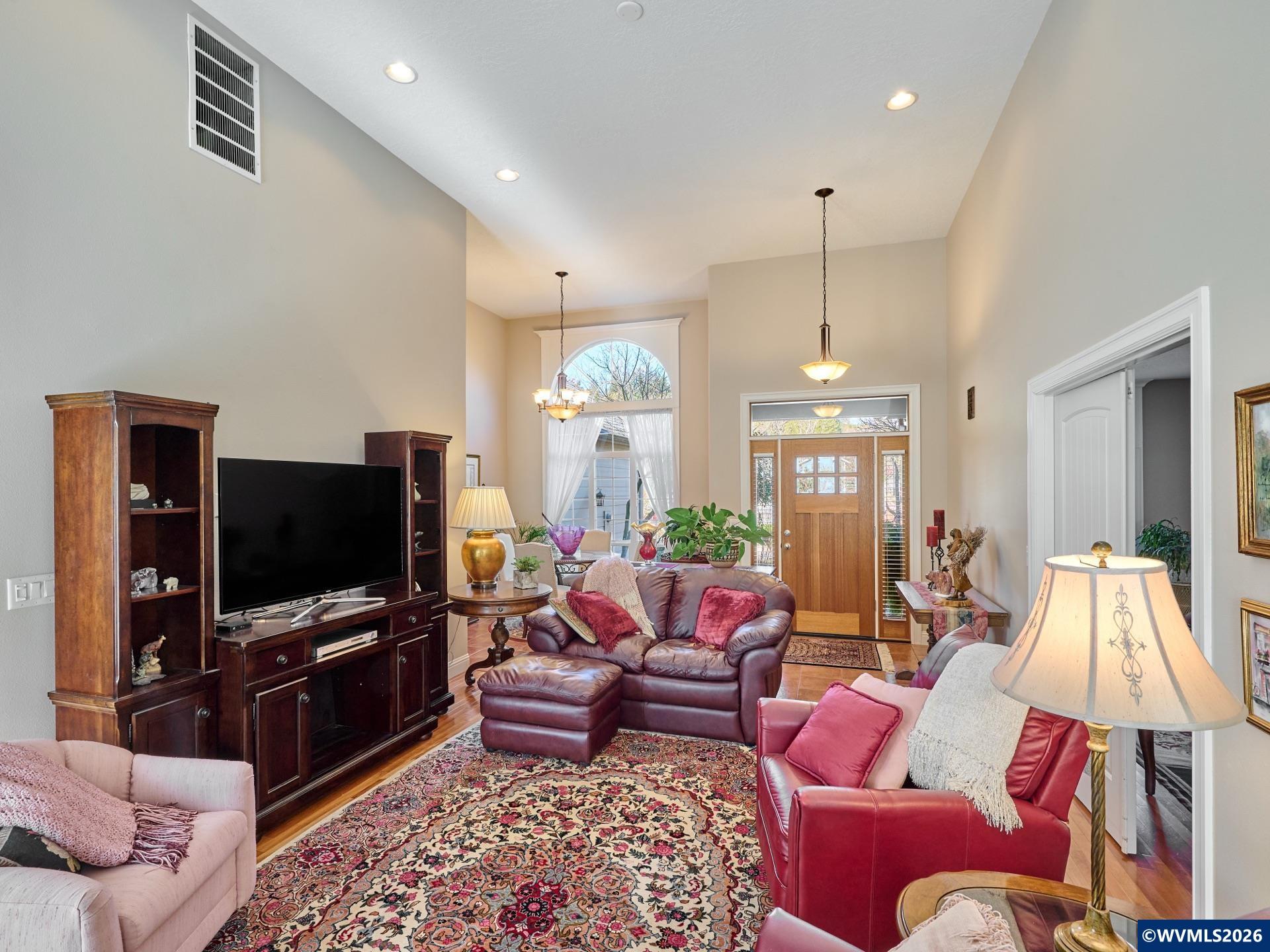 910 Pioneer Dr