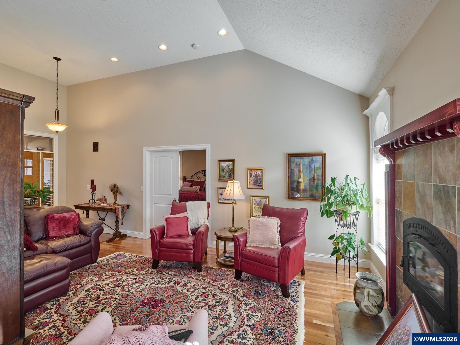 910 Pioneer Dr