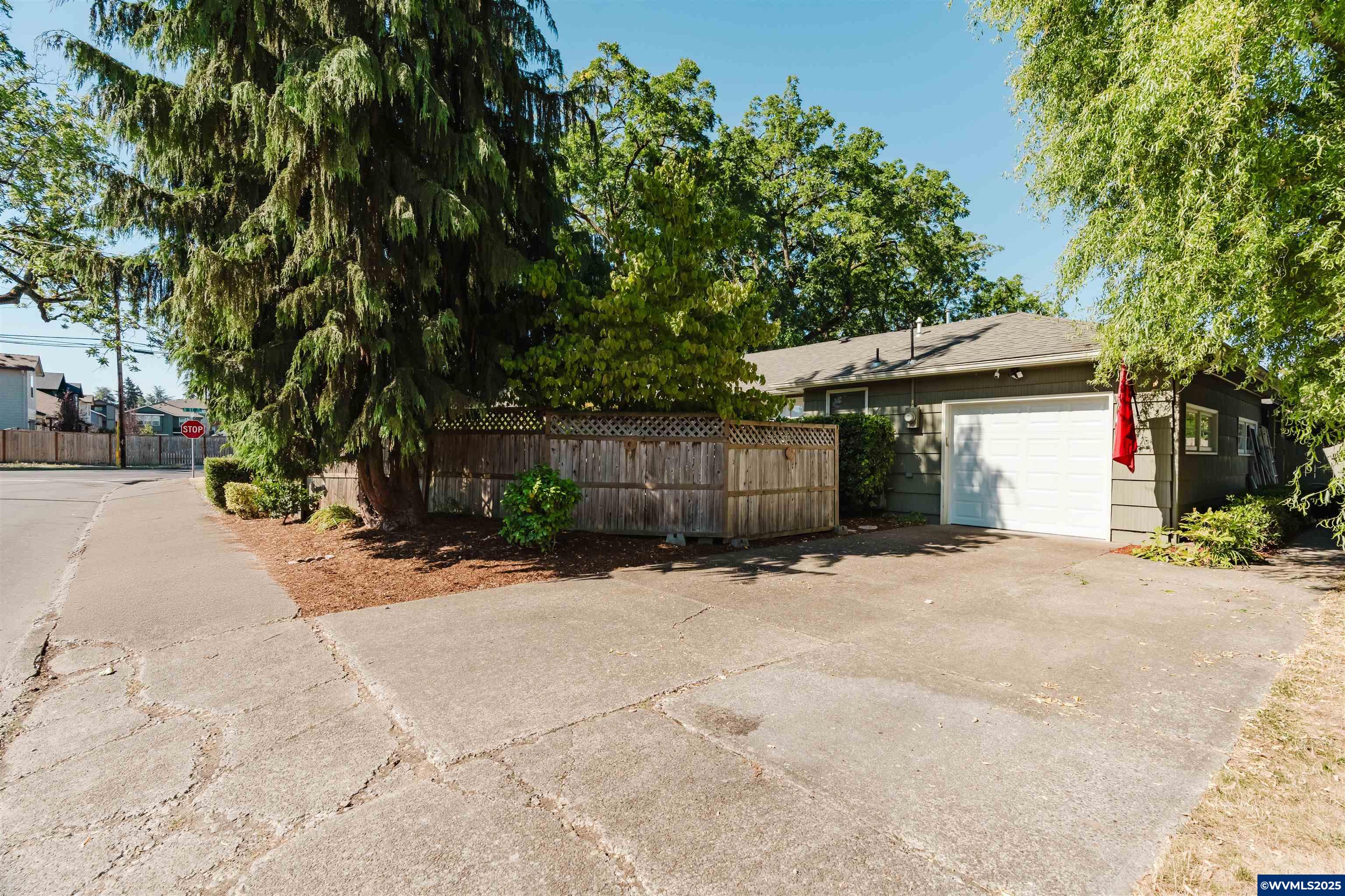 1029 Evergreen NE Av