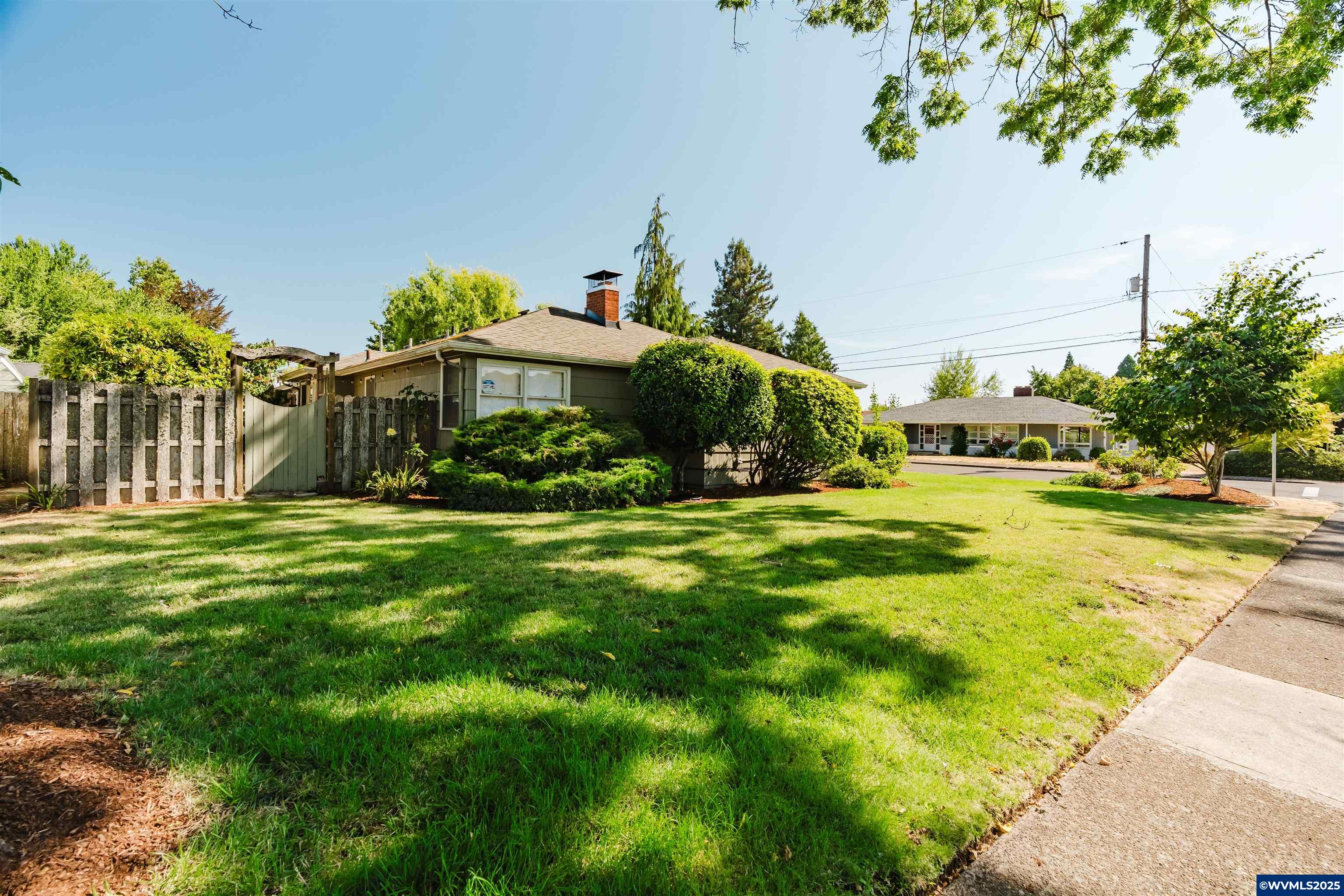 1029 Evergreen NE Av