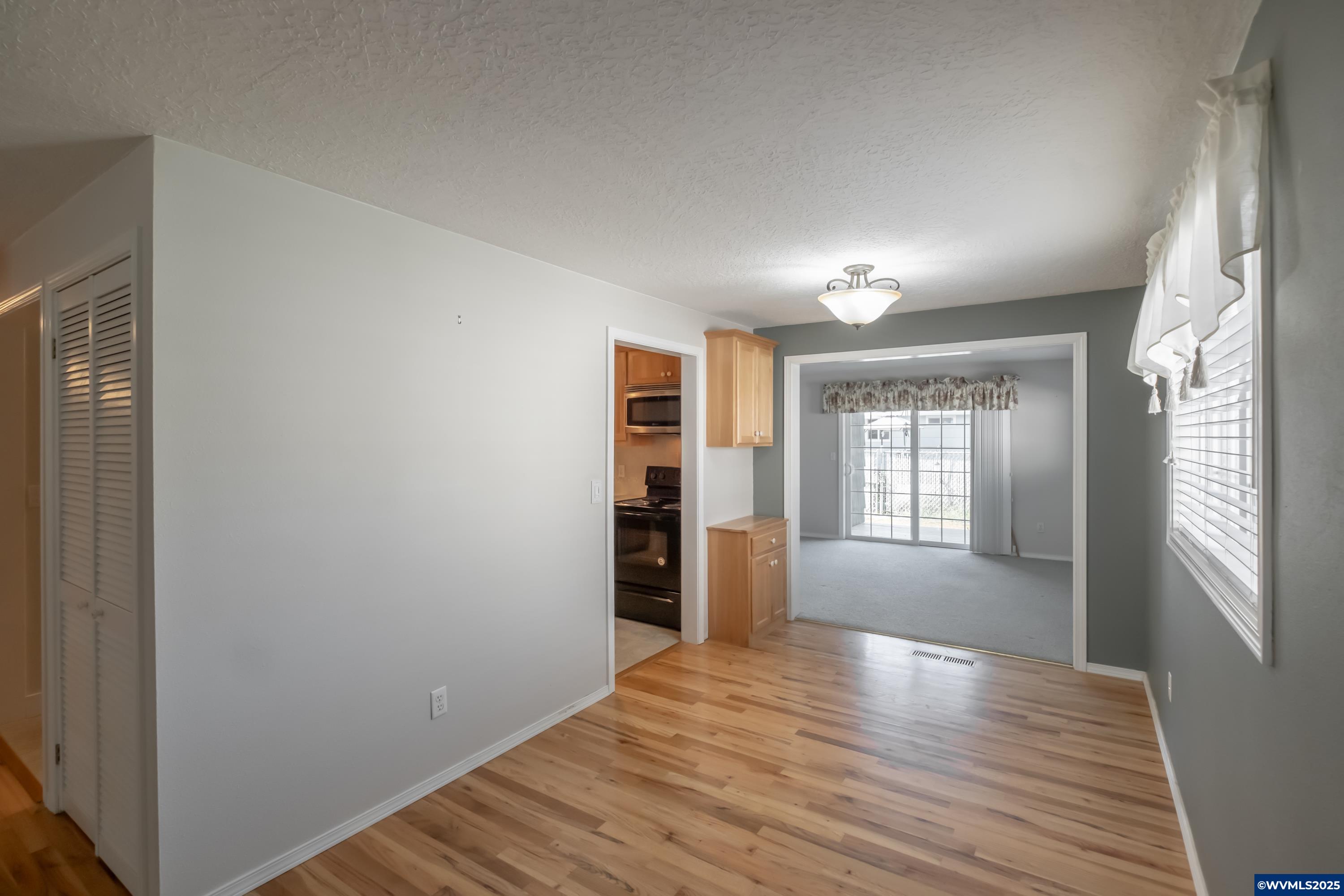 Woodburn, Oregon 97071, United States, 2 Bedrooms Bedrooms, ,2 BathroomsBathrooms,Residential,Active,97323