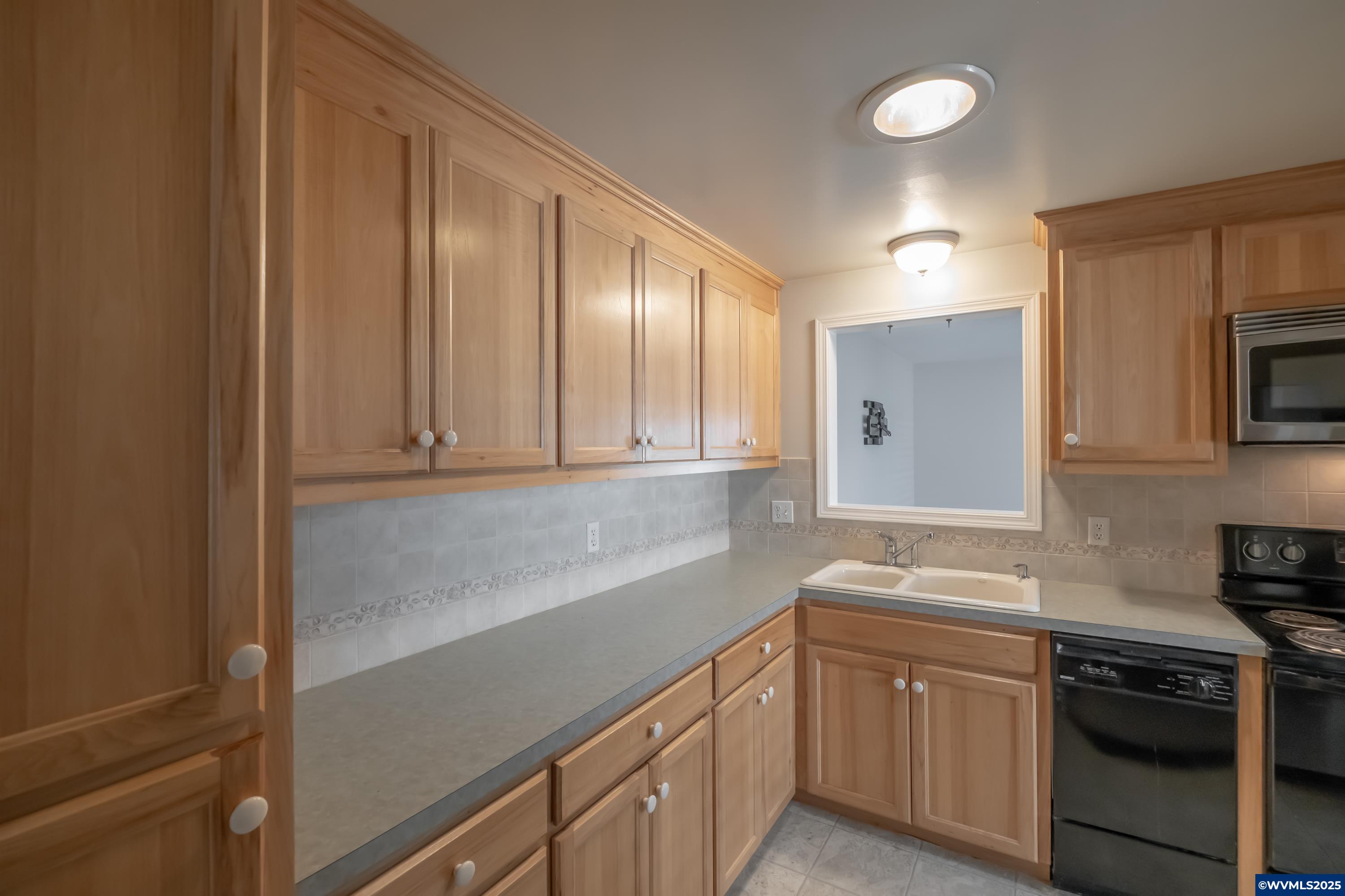 Woodburn, Oregon 97071, United States, 2 Bedrooms Bedrooms, ,2 BathroomsBathrooms,Residential,Active,97323