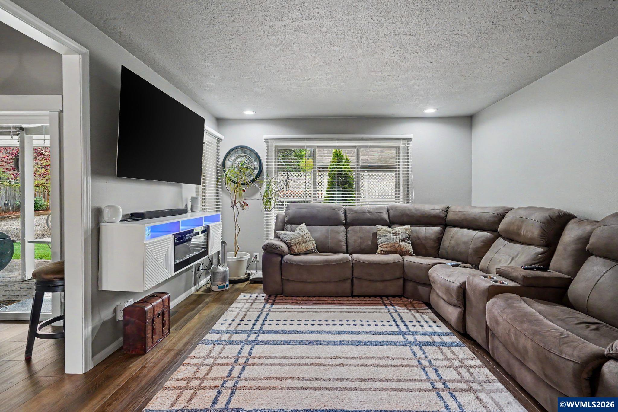6483 Doral Dr SE