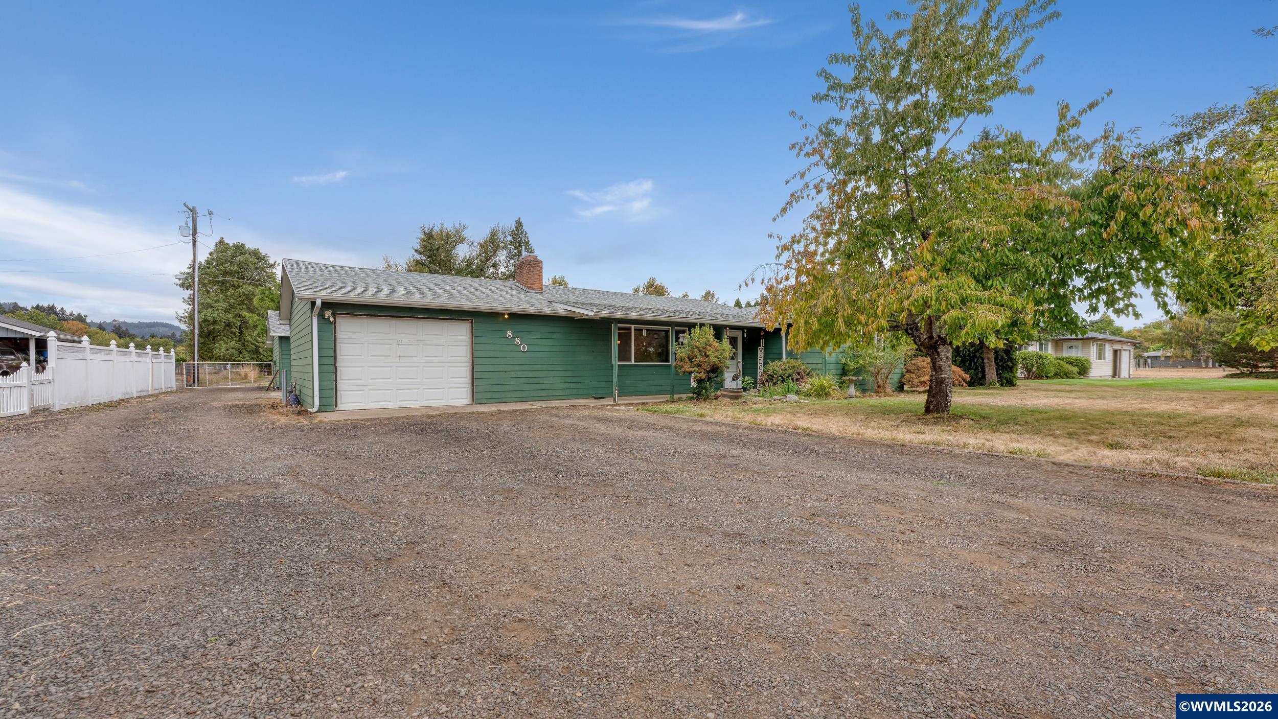880 Hillview Dr