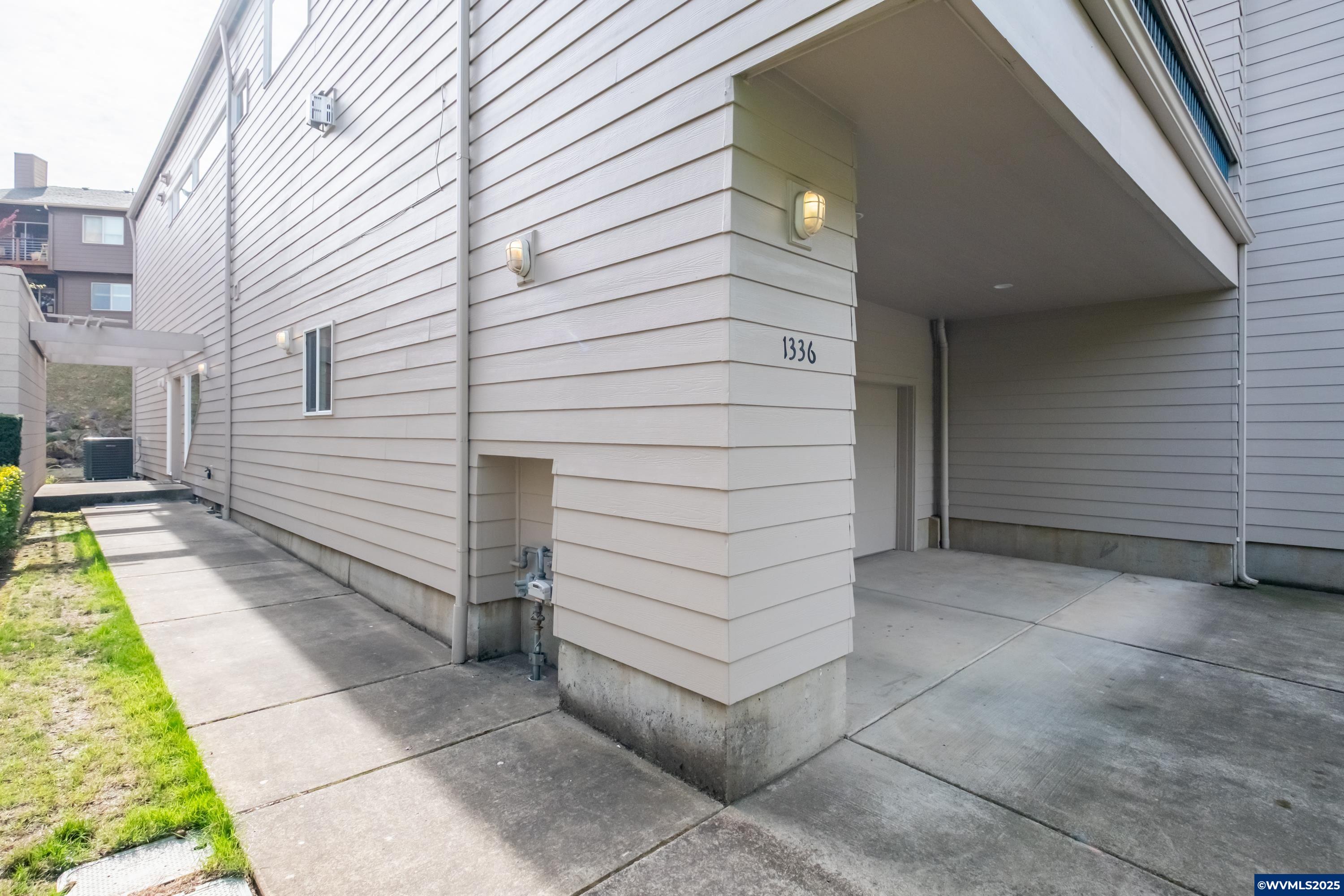 1336 Lupin Ln NW