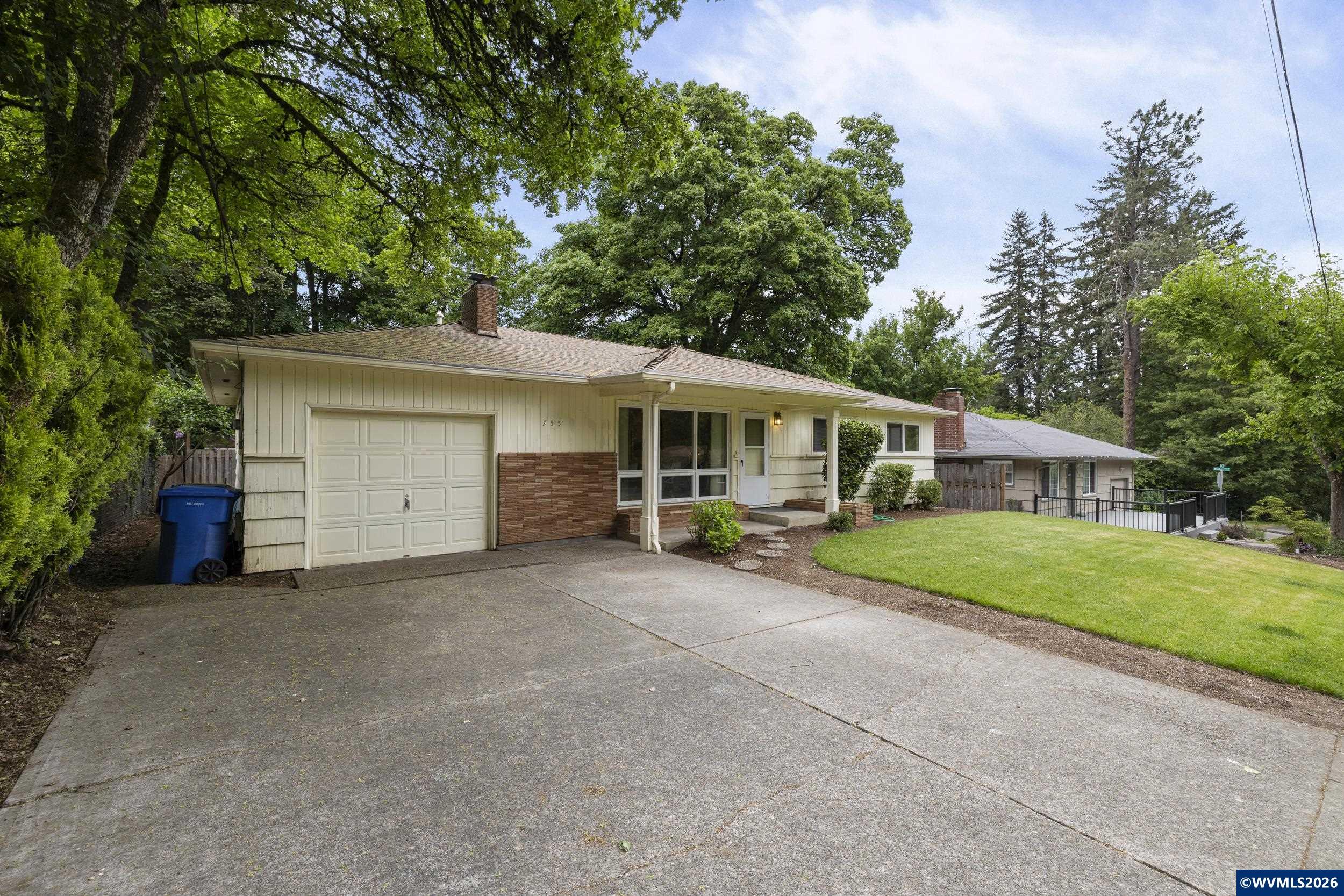 755 Vista Av SE