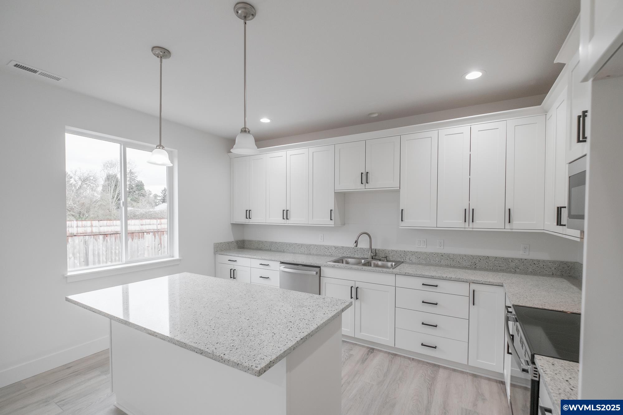 Lebanon, Oregon 97355, United States, 6 Bedrooms Bedrooms, ,6 BathroomsBathrooms,Residential,Active,77623