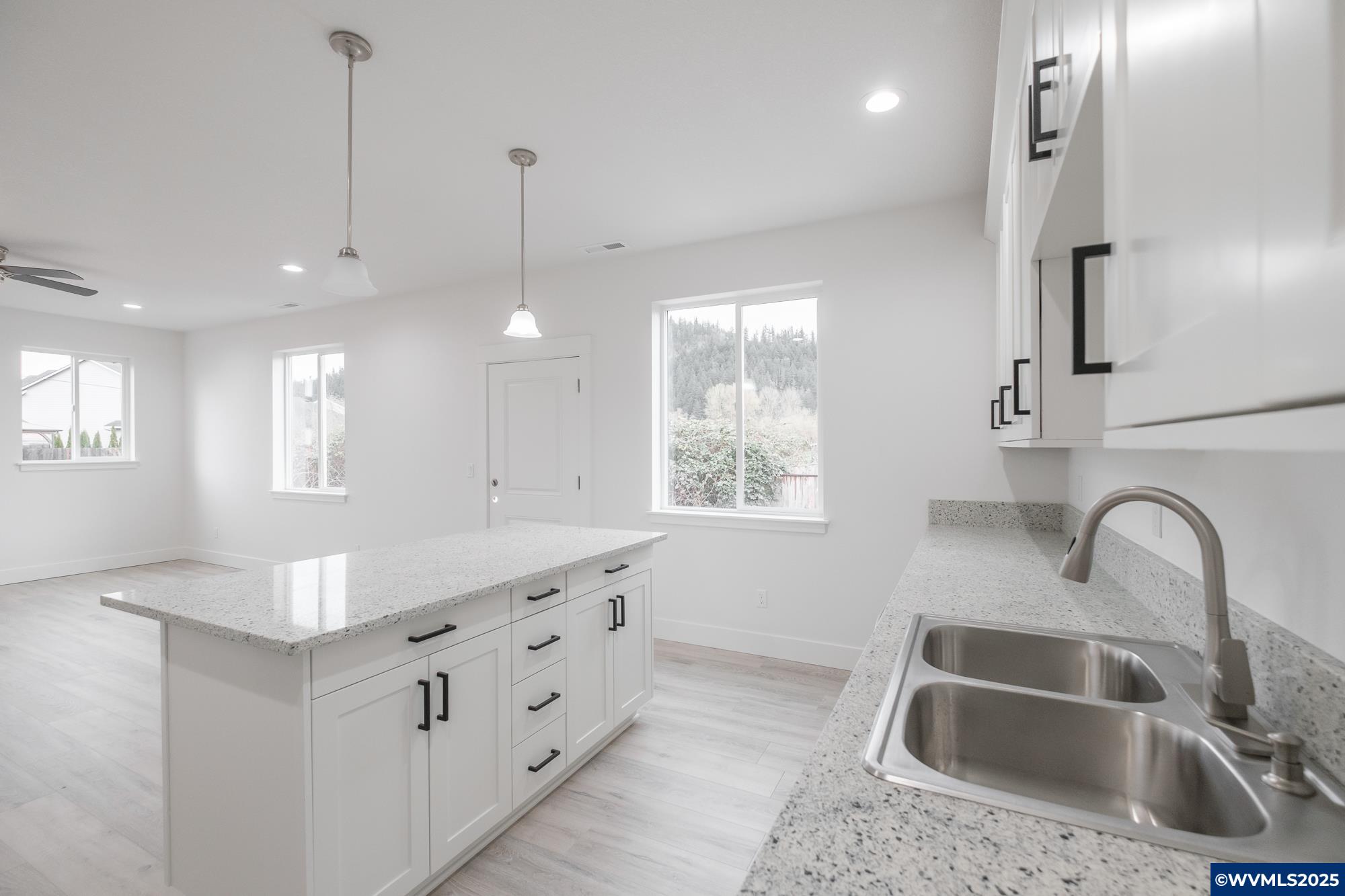 Lebanon, Oregon 97355, United States, 6 Bedrooms Bedrooms, ,6 BathroomsBathrooms,Residential,Active,77623