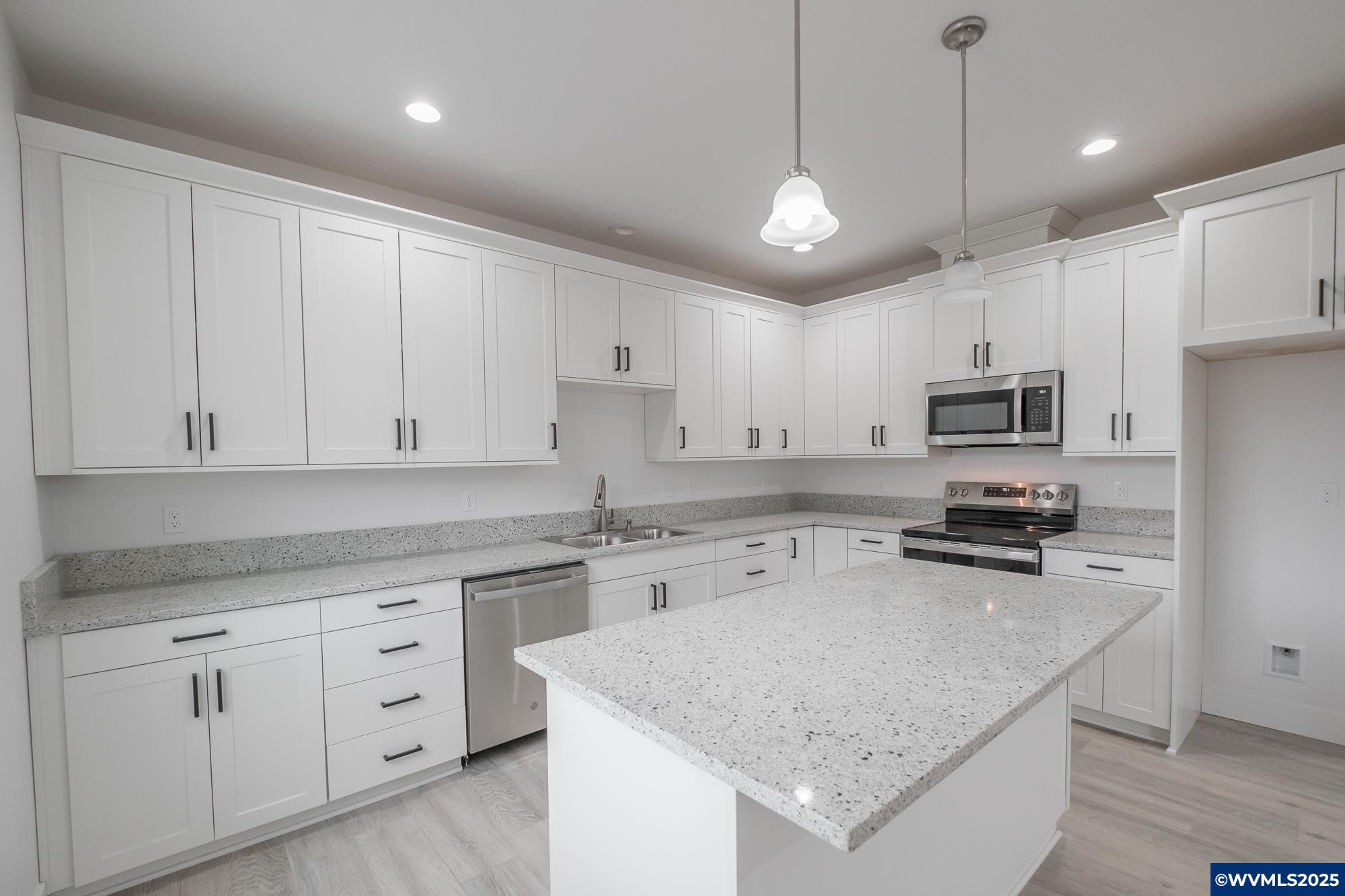 Lebanon, Oregon 97355, United States, 6 Bedrooms Bedrooms, ,6 BathroomsBathrooms,Residential,Active,77623