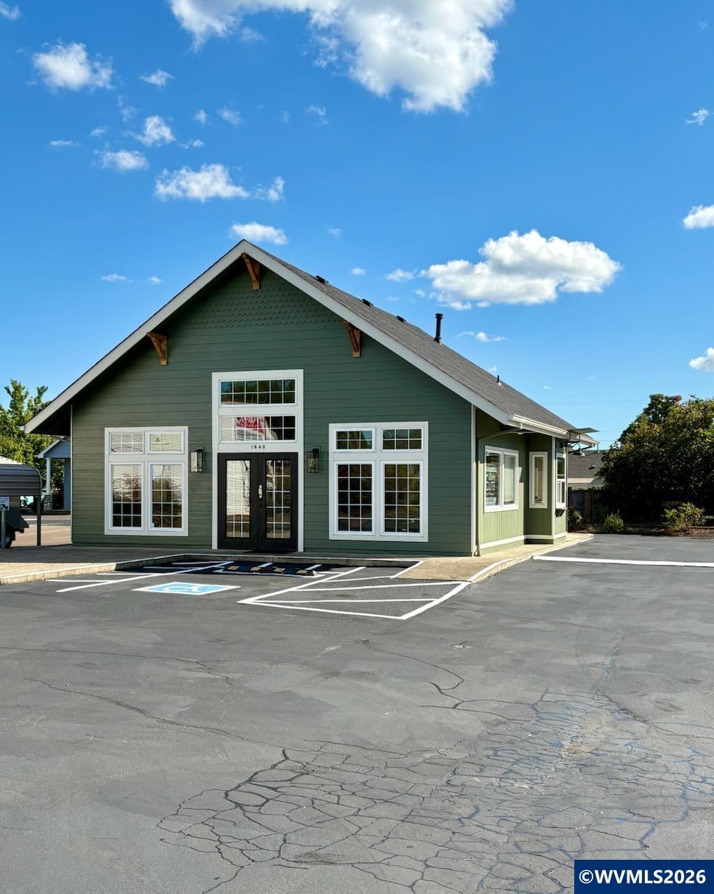 1640 Main St