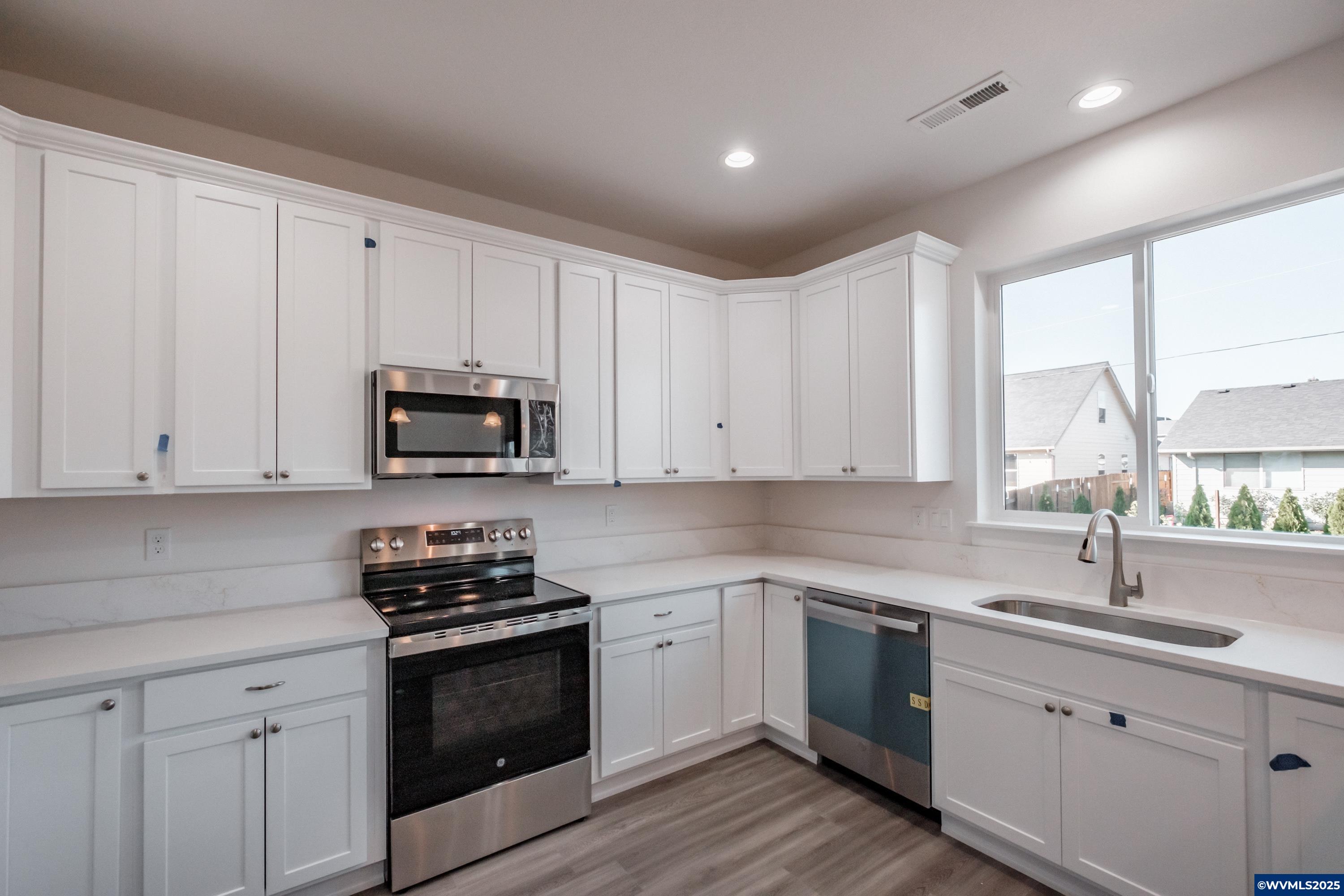 Lebanon, Oregon 97355, United States, 6 Bedrooms Bedrooms, ,6 BathroomsBathrooms,Residential,Pending,242451