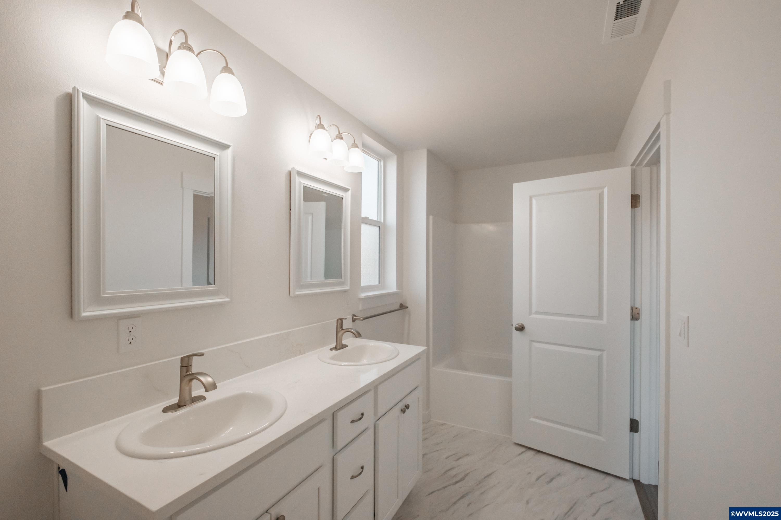 Lebanon, Oregon 97355, United States, 6 Bedrooms Bedrooms, ,6 BathroomsBathrooms,Residential,Pending,242451