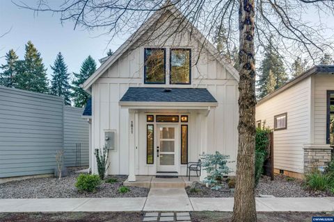 1811 Cousteau Lp SE Salem OR 97302