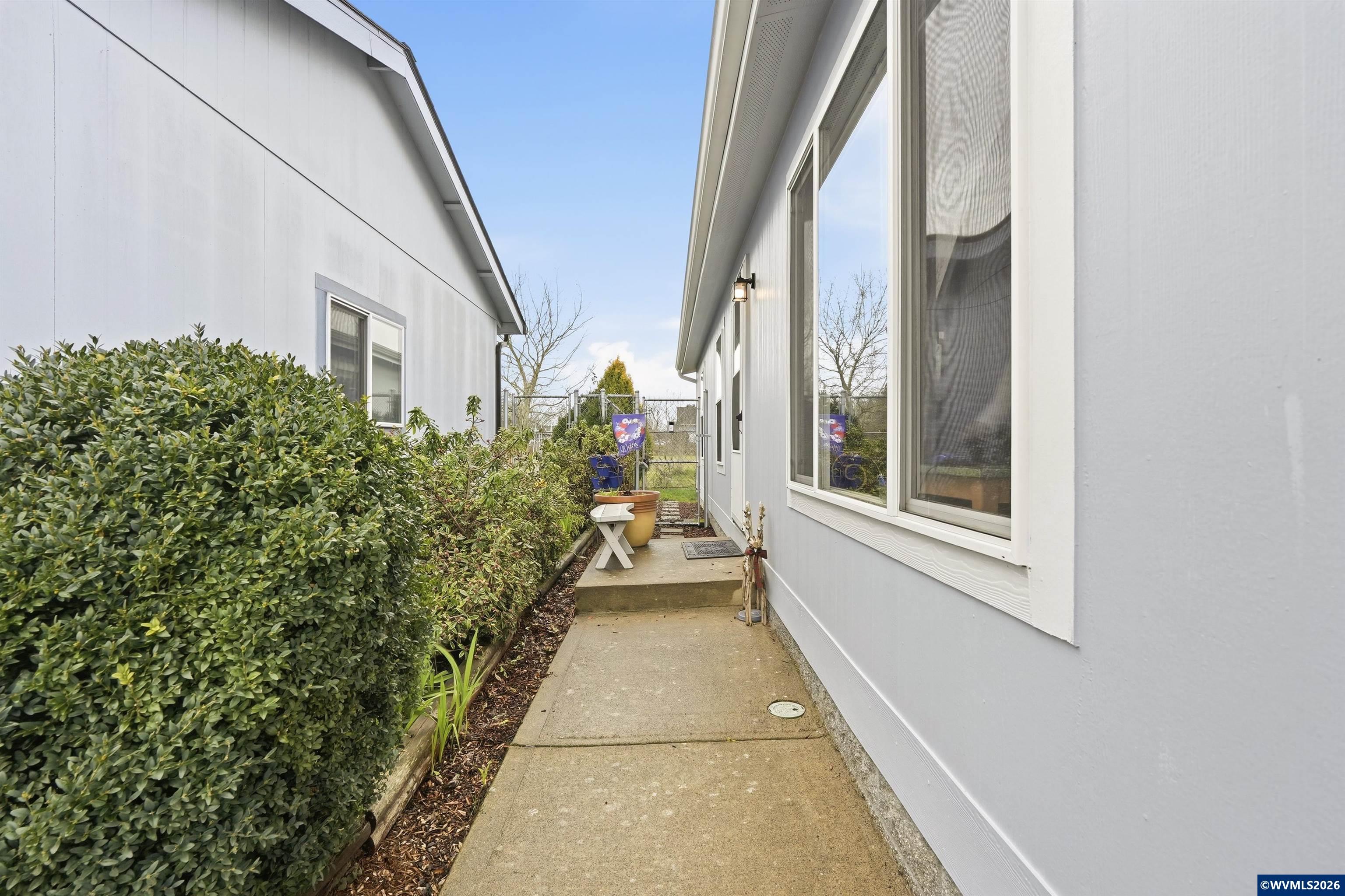 341 Cornerstone Ct NE