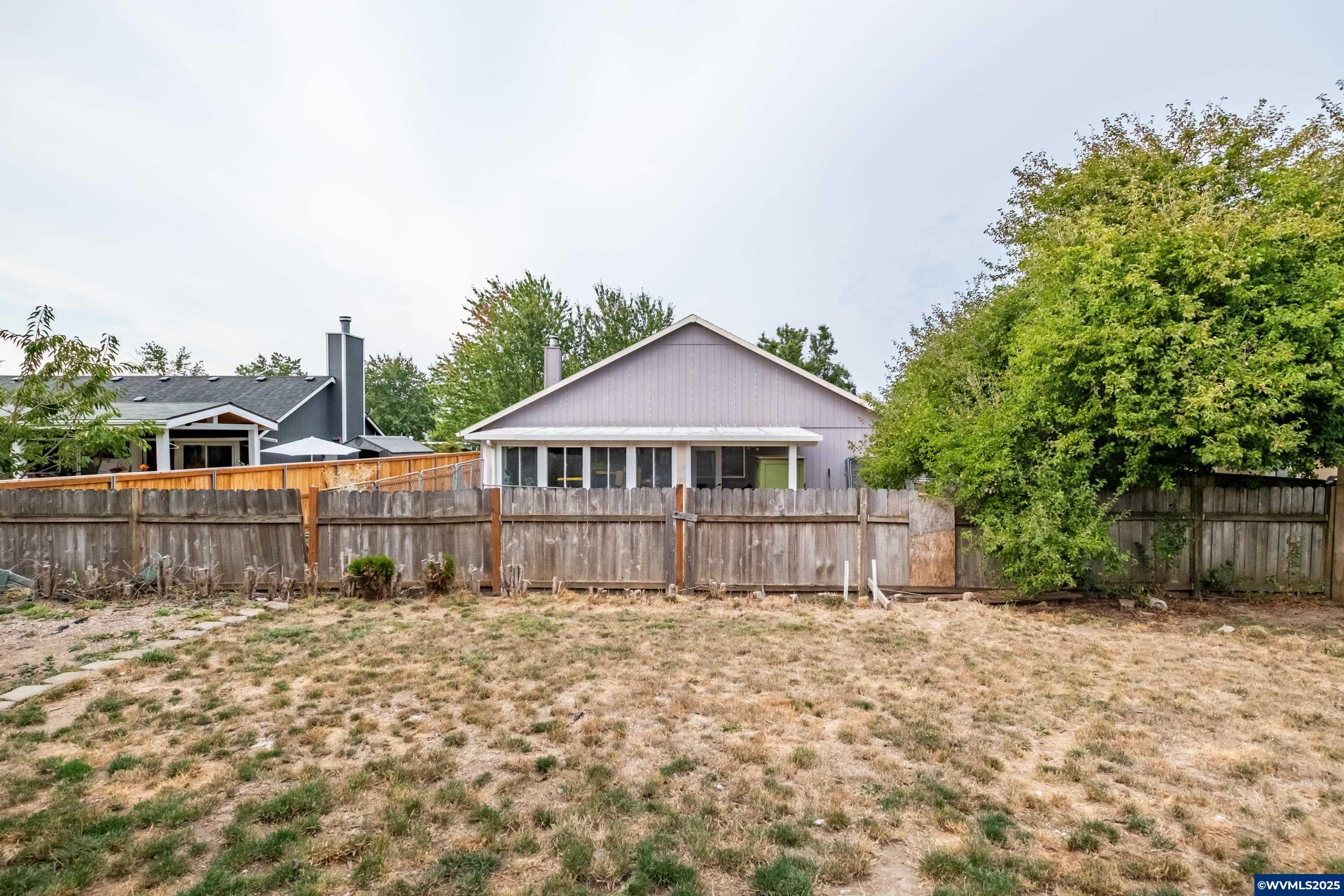 947 Meadowlark Pl