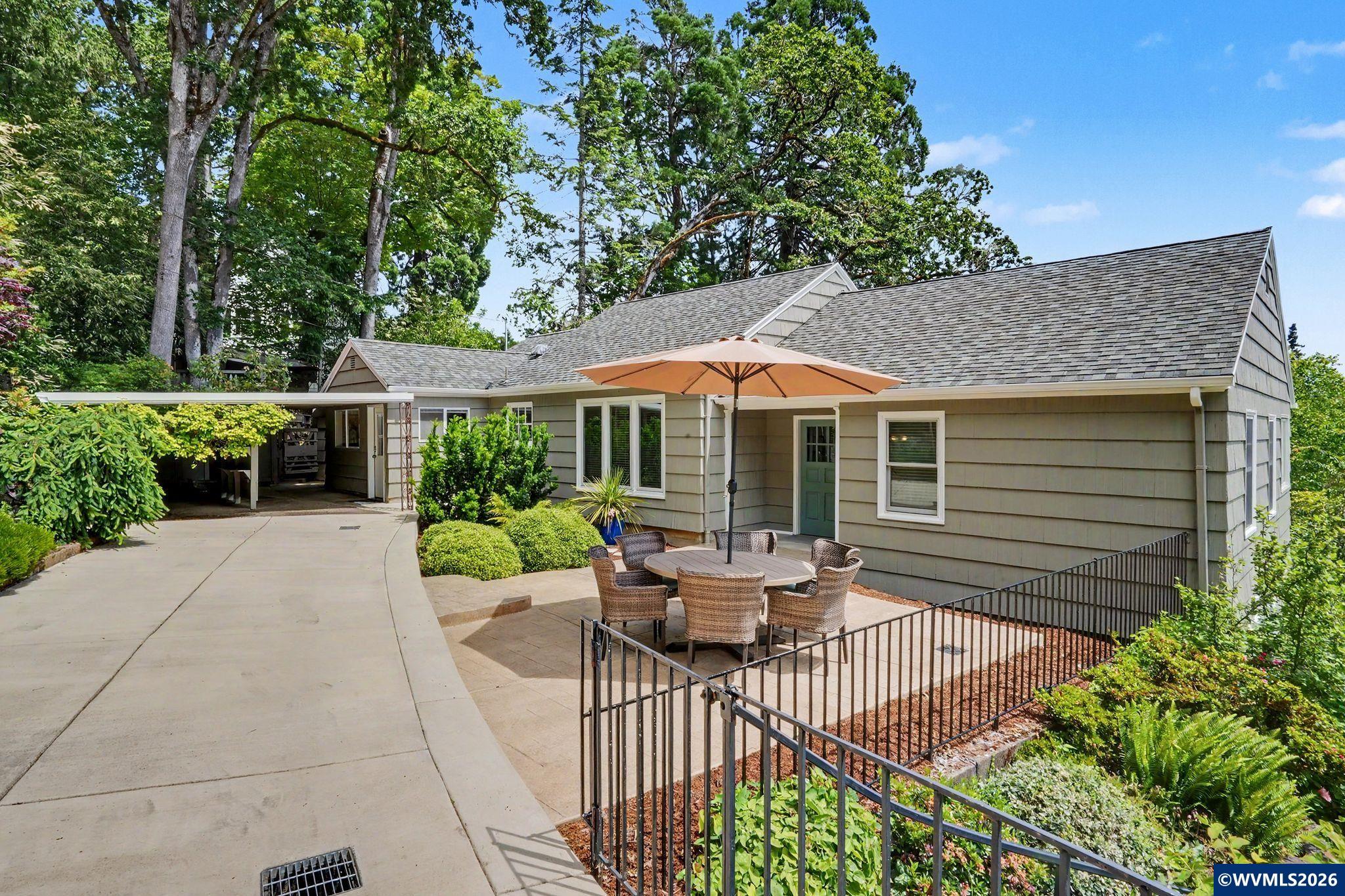 11 NW Edgewood Dr